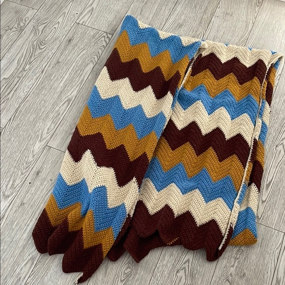Chevron Pattern Knit Blanket - Picture 5 of 8